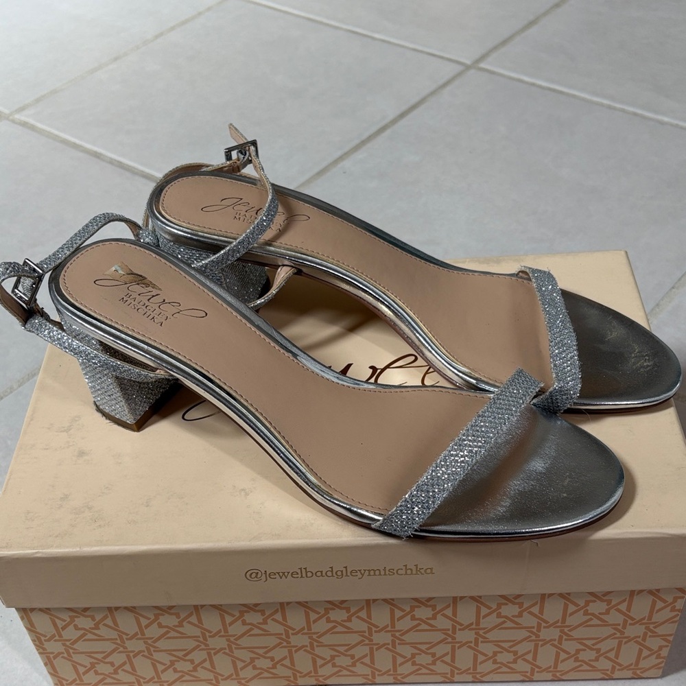 Jewel Badgley Mischka Glittering Silver Heels Women’s Size 9